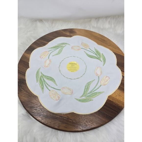 Princess House Embroidered Tulip Table Linens Bundle of 4 NWT - Picture 2 of 2